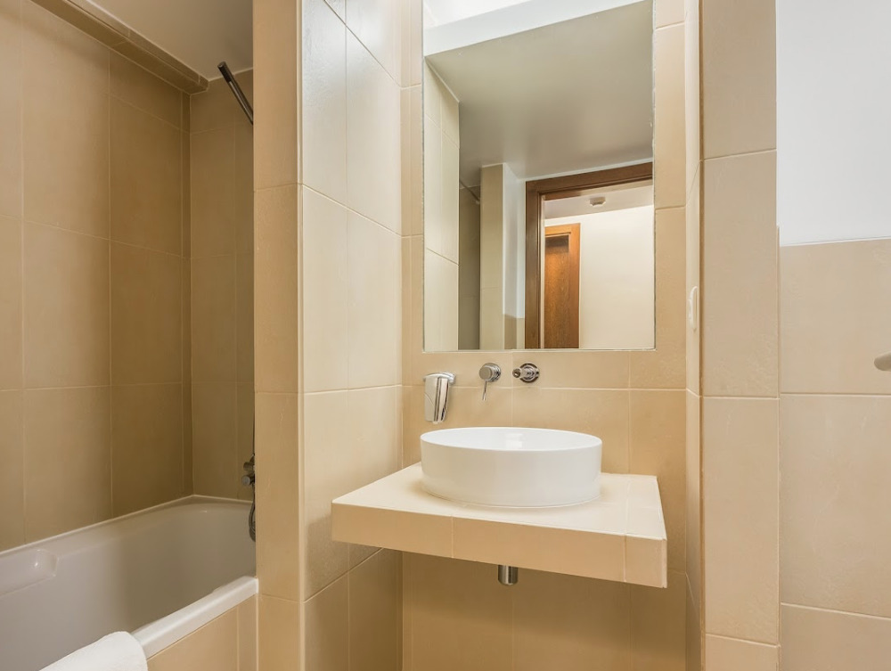 Elegant common bathroom in corridor serving two rooms at a Luxury T3 Apartment in Salgados Vila das Lagoas