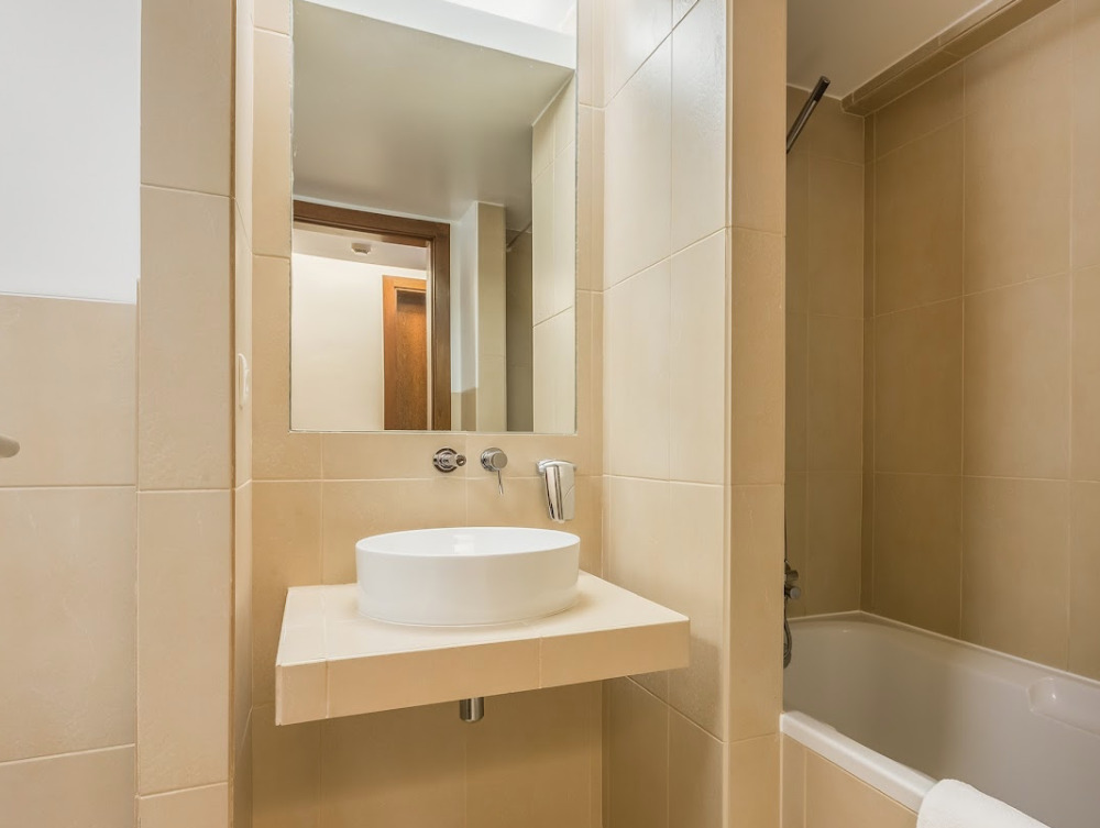 Luxurious en suite bathroom with a hydro massage bathtub from a Luxury T3 Apartment at Salgados Vila das Lagoas