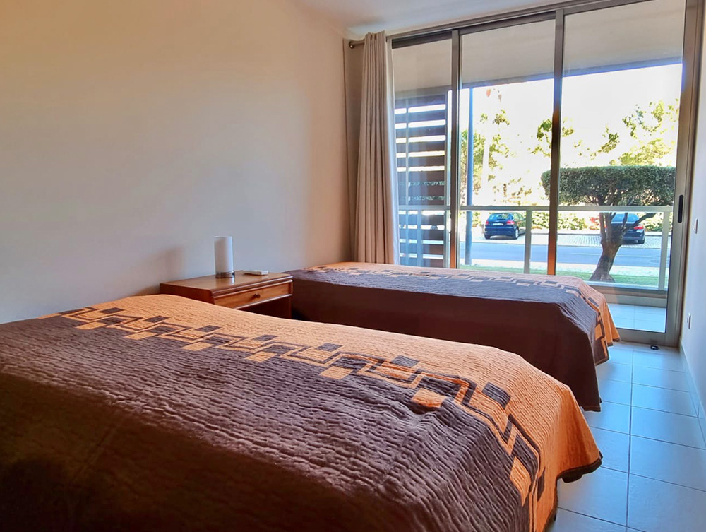 Cozy twin bedroom with closet and balcony access of Luxury T3 Apartment at Salgados Vila das Lagoas