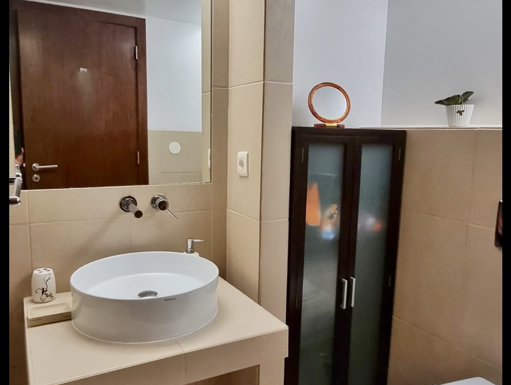 Lavabo moderno em área social de Apartamento T3 de Luxo em Salgados Vila das Lagoas, Albufeira