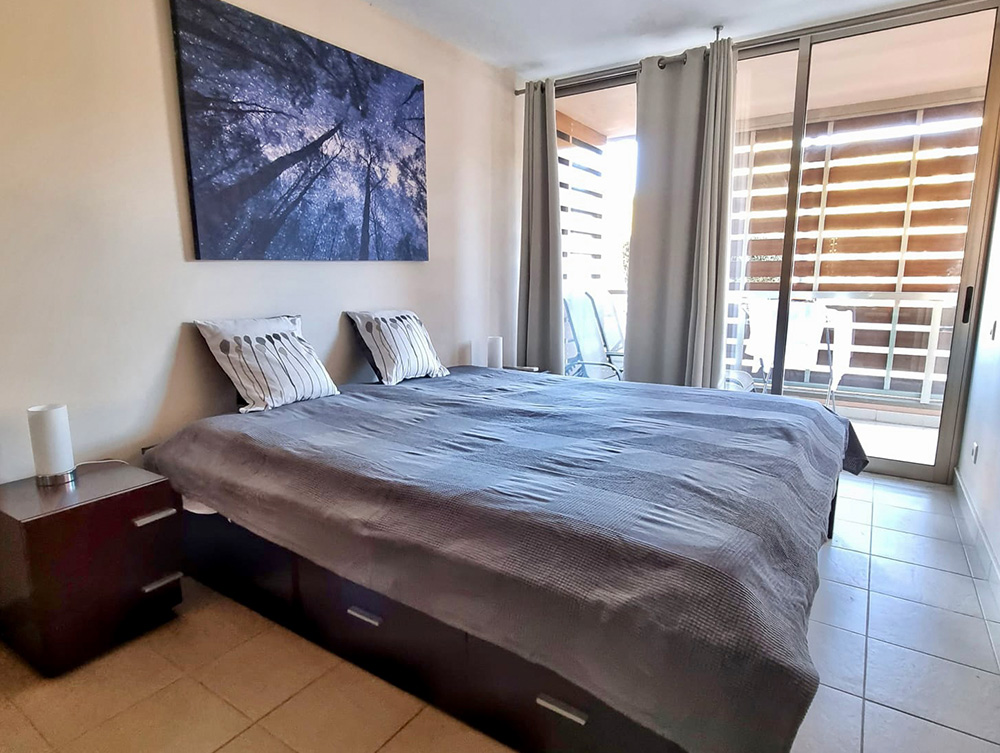 Quarto de casal com cama king-size e acesso à varanda no Apartamento T3 de Luxo em Salgados Vila das Lagoas. Albufeira.